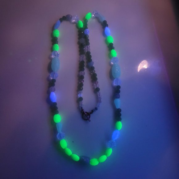Art Deco Fluorescent UV Glows Faux Green Jade Malachite Glass Necklace 28" - Picture 7 of 9